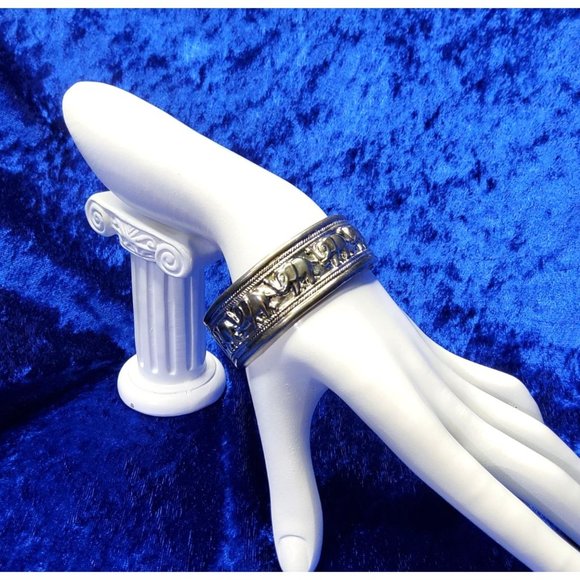 vintage signed best silver tone elephants trunks up design good luck cuff bracel - Picture 1 of 6